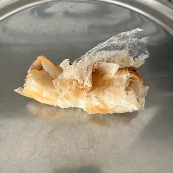 A101'den Aldığım Tepsi Böreğin İçinden Plastik Parça Çıktı