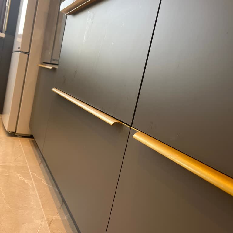 AGT Mutfak Dolaplarında İnatçı Leke Ve Temizlik Zorluğu