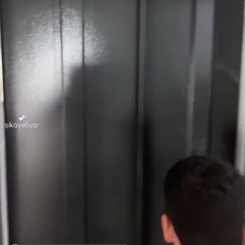 Formül Asansörde Çocuk Mahsur Kaldığı İçin Dua Ediyor!