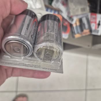 Market Raflarında Satışa Sunulan Paslanmış Ve Tehlikeli Piller