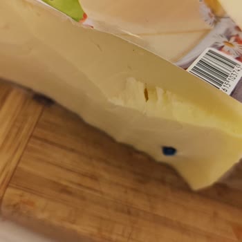 Satın Alınan Kaşarın İçinden Plastik Parça Çıkması