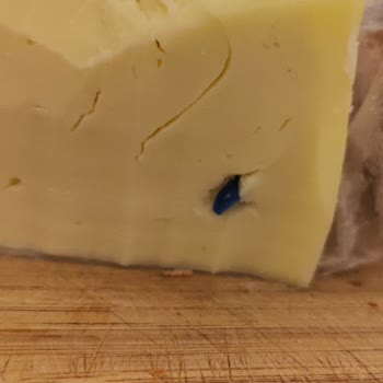 Satın Alınan Kaşarın İçinden Plastik Parça Çıkması