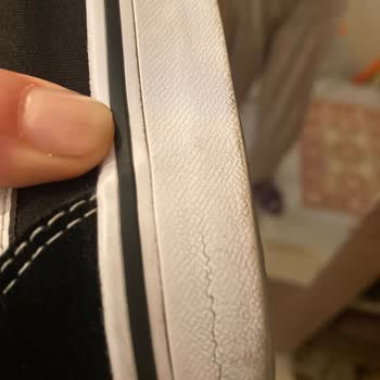 Satın Aldığım Ayakkabının Tabanı Hemen Açıldı, Mağaza Sorumluluk Almadı