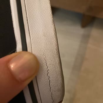 Satın Aldığım Ayakkabının Tabanı Hemen Açıldı, Mağaza Sorumluluk Almadı