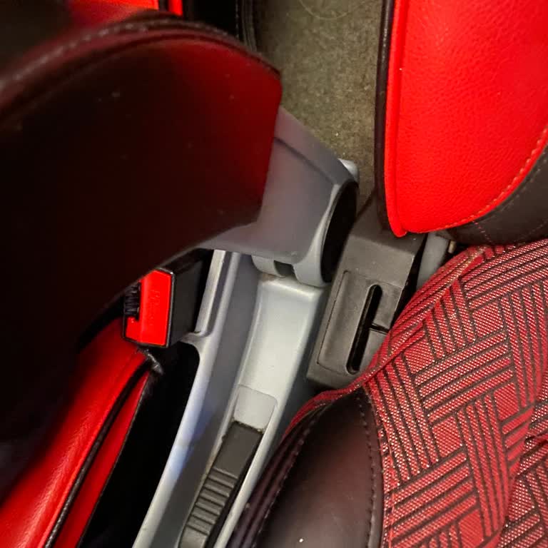 Emniyet Kemeri Olmayan Koltuk Ve İlgisiz Muavin Nedeniyle Güvenlik Sorunu