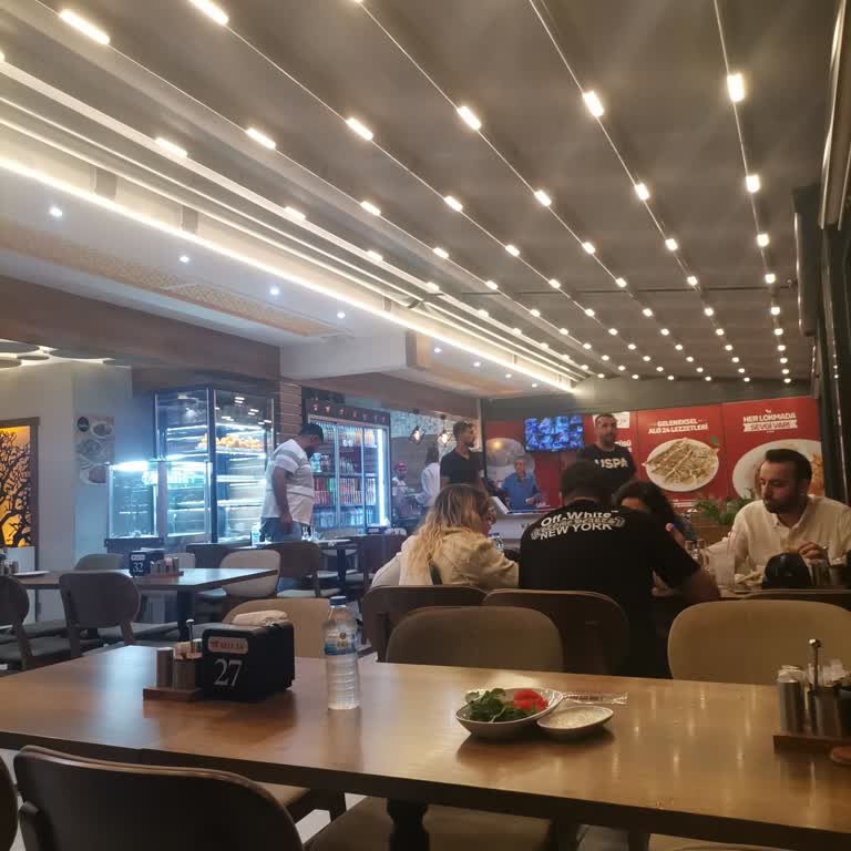 Kuşadası Şubesi'nde Garsonların İlgisizliği Ve Yüksek Fiyat Şikayeti