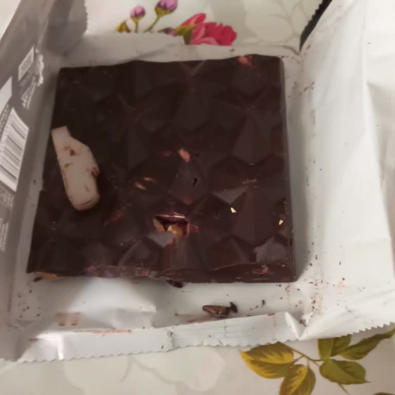 Çikolatanın İçinden Plastik Parça Çıktı, Sağlığımız Tehlikede!