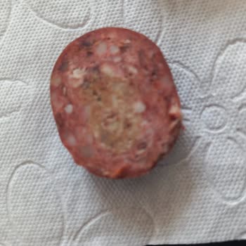 Satın Alınan Parmak Sucukta Şüpheli Beyaz Parçalar ve Tat Sorunu