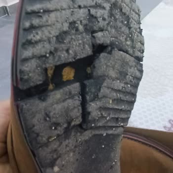 Ayakkabı Tabanı Kısa Sürede Eriyor, Satıcı İlgisiz