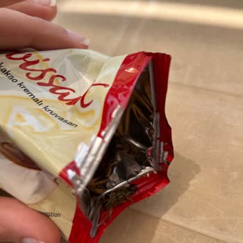 Aldığım Kruvasanın İçinde Büyük Bir Böcek Çıktı İnsan Sağlığı Tehlikede