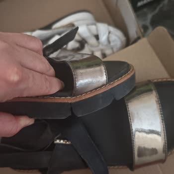 Aldığım Sandaletlerin Tabanları Ayrıldı, Destek Bekliyorum