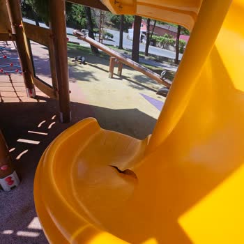 Çocuk Parkındaki Kırıklar Ciddi Tehlike Oluşturuyor