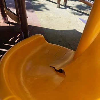 Çocuk Parkındaki Kırıklar Ciddi Tehlike Oluşturuyor