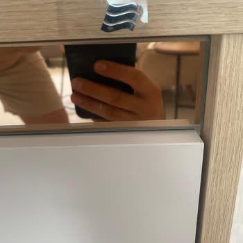 TV Ünitesinde Yapıştırma Logo Orijinallik Şüphesi