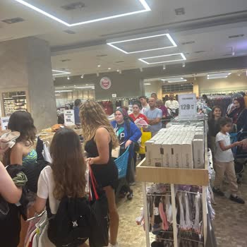 Fulla Outlet'te Yoğunluk Ve İlgisiz Çalışanlar Nedeniyle Kötü Alışveriş Deneyimi