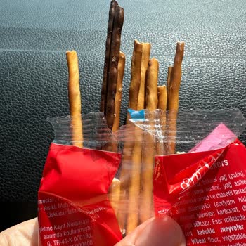 Yanmış Ve Sağlıksız Ürün: Ülker Çubuk Krakerde Üretim Hatası