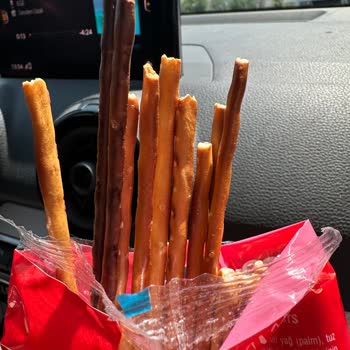 Yanmış Ve Sağlıksız Ürün: Ülker Çubuk Krakerde Üretim Hatası