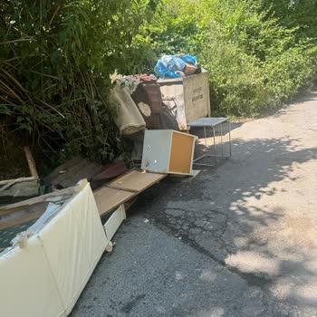 Sarıyer Belediyesi Çöpler Ve Kötü Koku Nedeniyle Yaşanmaz Hale Gelen Sokak İçin Acil Çözüm İstiyoruz