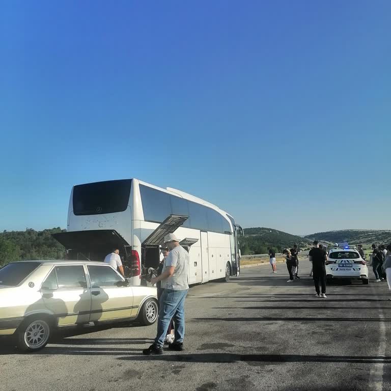 Saatlerdir Yolda Mahsur, Kimse İlgilenmiyor!