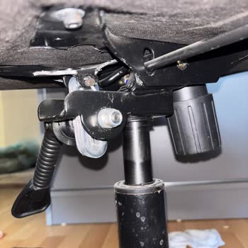 Oyuncu Koltuğunda Kolçak Ve Mekanizma Kırığı Nedeniyle Destek Talebi