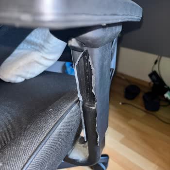 Oyuncu Koltuğunda Kolçak Ve Mekanizma Kırığı Nedeniyle Destek Talebi