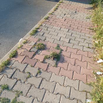 Sultanbeyli'deki Kaldırımdaki Tehlikeli Demir Parçası Yaralanmalara Sebep Oluyor