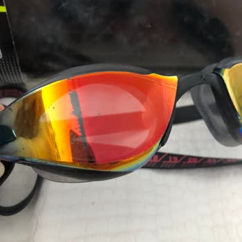 Speedo gafas de natación profesionales llegaron rayadas y con defecto