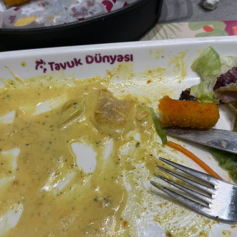 Symbol AVM Tavuk Dünyası'nda Pişmemiş Tavuk Ve Yanıltıcı Açıklama