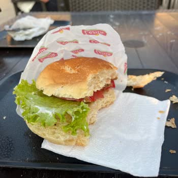 Lunapark Kafede Bayat Ve Pahalı Hamburger, İlgisiz Personel