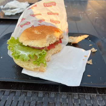 Lunapark Kafede Bayat Ve Pahalı Hamburger, İlgisiz Personel