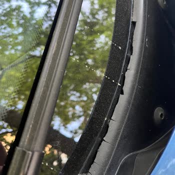 BMW 120i Ön Cam Fitili Sorunu: Su Sızdırıyor!