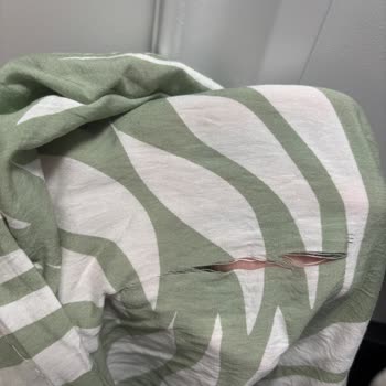 Bir Kez Giyilen Gömleğin Beklenmedik Şekilde Yırtılması