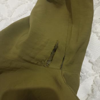 Bayramda İlk Giyimde Elbise Yırtıldı Mağaza İlgilenmedi