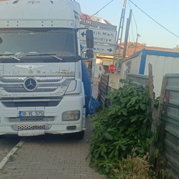 Kaldırımı Ve Engelli Girişini İşgal Eden Kamyon Mağduriyeti