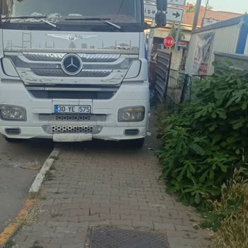Kaldırımı Ve Engelli Girişini İşgal Eden Kamyon Mağduriyeti
