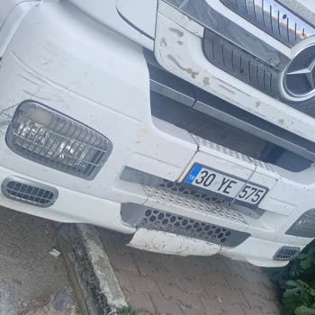 Kaldırımı Ve Engelli Girişini İşgal Eden Kamyon Mağduriyeti