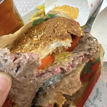 Burger King Siparişimde Pişmemiş Et Ve İlgisiz Müşteri Hizmetleri Deneyimi