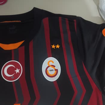 Galatasaray Orijinal Formadaki Yazılar Kendiliğinden Sökülüyor