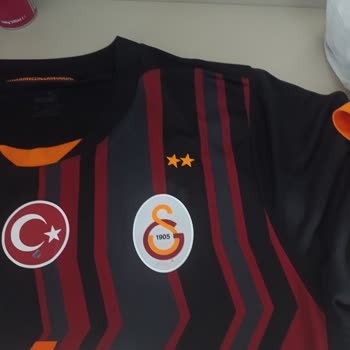 Galatasaray Orijinal Formadaki Yazılar Kendiliğinden Sökülüyor