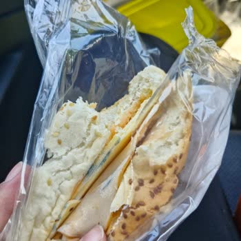 Taze Diye Satılan Sandviçten Küflü Peynir Çıktı, Ağır Kokuyordu