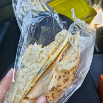 Taze Diye Satılan Sandviçten Küflü Peynir Çıktı, Ağır Kokuyordu