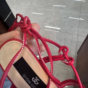 Sipariş Edilen Ayakkabının Farklı Ve Kalitesiz Gelmesiyle Yaşanan Sorunlar