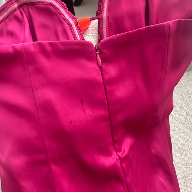 Kiralanan Gece Elbisesinin Lekeli Ve Kullanılamaz Gelmesi