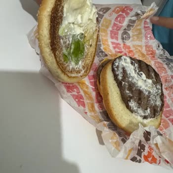 Küflü Ekmek Ve Eksik Malzeme İle Hayal Kırıklığı