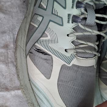 Asics Sneakers Kısa Sürede Yırtıldı Ve İç Astarları Söküldü