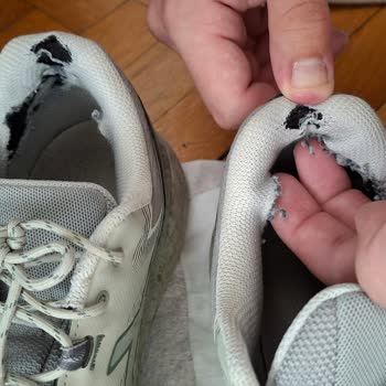 Asics Sneakers Kısa Sürede Yırtıldı Ve İç Astarları Söküldü