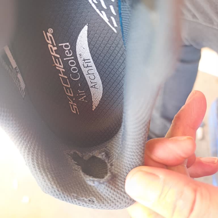 Kısa Sürede Yıpranan Ayakkabı Ve İlgisiz Mağaza Personeli Hayal Kırıklığı Yarattı