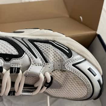 Tommy Hilfiger Spor Ayakkabıda Renk Atması Ve İnceleme Sonucundan Memnuniyetsizlik