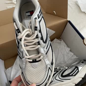 Tommy Hilfiger Spor Ayakkabıda Renk Atması Ve İnceleme Sonucundan Memnuniyetsizlik