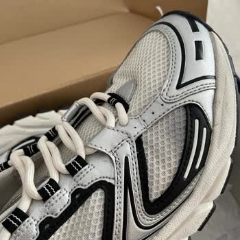 Tommy Hilfiger Spor Ayakkabıda Renk Atması Ve İnceleme Sonucundan Memnuniyetsizlik